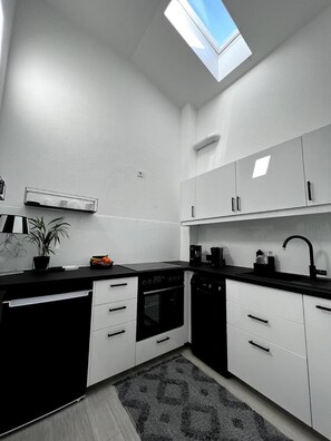 Fridge, oven, stovetop, dishwasher