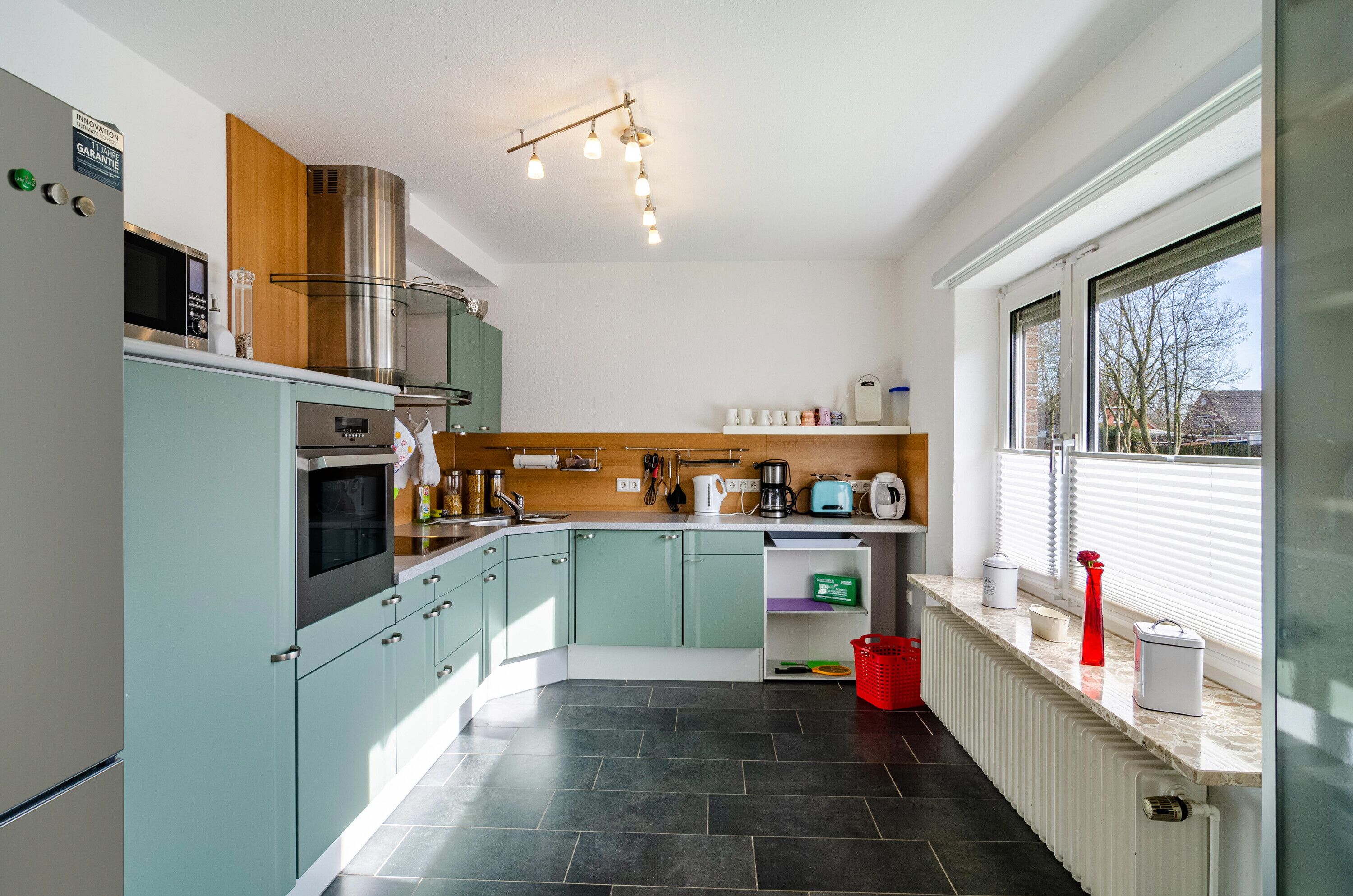 Een koelkast, een microgolfoven, een oven, een kookplaat