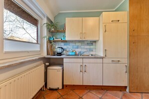 Réfrigérateur, micro-ondes, plaque de cuisson, cafetière/bouilloire