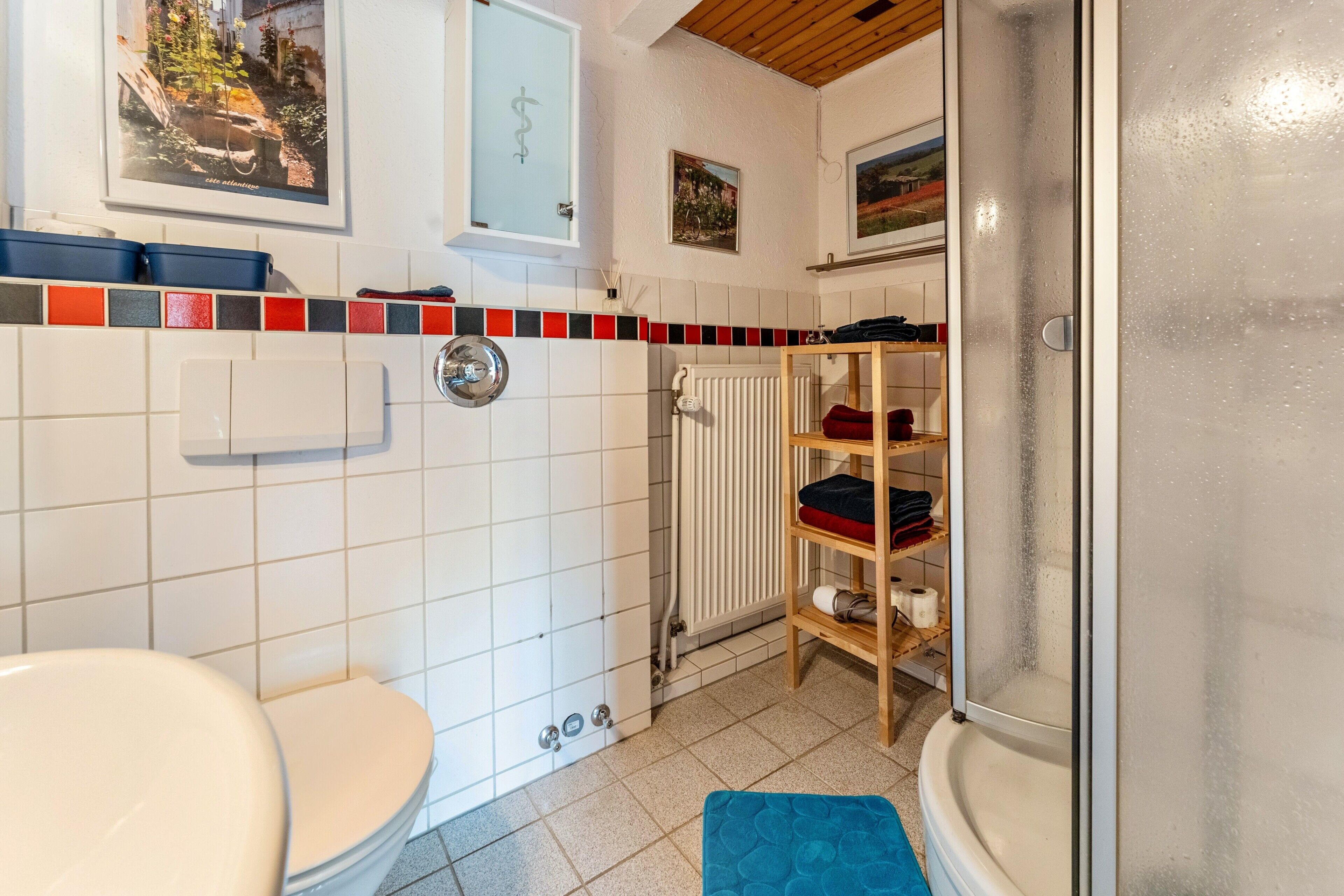 Douche, sèche-cheveux, serviettes fournies