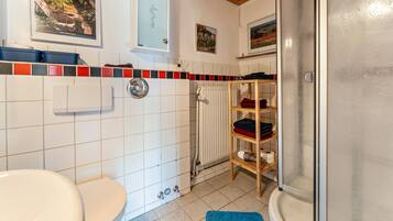 Douche, sĂšche-cheveux, serviettes fournies