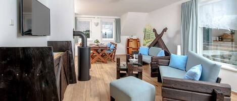 Fernseher, Kamin, Tischtennisplatte, Stereoanlage