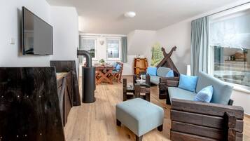 TV, lareira, mesa de pingue-pongue, aparelho de som