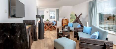 Televisión, chimenea, tenis de mesa y estéreo