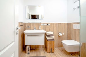 Shower, free toiletries, hair dryer, towels - Apartment 'Ferienwohnung Heuschober' with Balcony and Wi-Fi (Lübben (Spreewald))