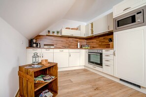 Kjøleskap, mikrobølgeovn, ovn og kokeplater