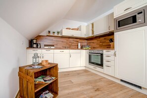 Frigorifero, microonde, forno, piano cottura