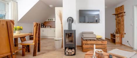 Televisión, chimenea, mesa de ping pong, estéreo