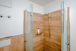Dusche, kostenlose Toilettenartikel, Haartrockner, Handtücher