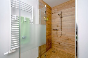 Douche, sèche-cheveux, serviettes fournies