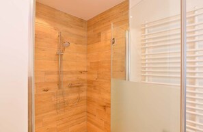 Douche, articles de toilette gratuits, sèche-cheveux