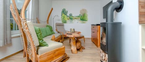 Télévision, cheminée, table de tennis de table, chaîne hi-fi