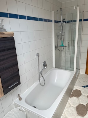 Shower, hair dryer, towels - Apartment 'Ferienwohnung Pappert' with Mountain View, Balcony and Wi-Fi (Ebersburg)