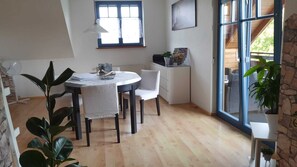 Dining - Apartment 'Ferienwohnung Pappert' with Mountain View, Balcony and Wi-Fi (Ebersburg)