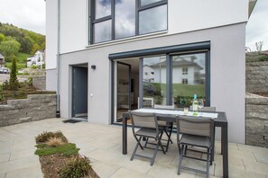 Outdoor dining - Apartment 'Achterkajüte' with Private Terrace and Wi-Fi (Bodman-Ludwigshafen)