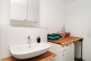 Interior - Apartment 'Achterkajüte' with Private Terrace and Wi-Fi (Bodman-Ludwigshafen)