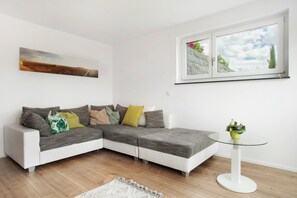 TV - Apartment 'Achterkajüte' with Private Terrace and Wi-Fi (Bodman-Ludwigshafen)