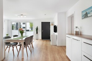 Dining - Apartment 'Achterkajüte' with Private Terrace and Wi-Fi (Bodman-Ludwigshafen)