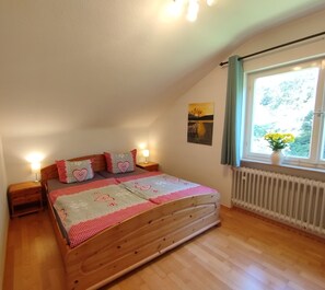 2 Schlafzimmer, Schreibtisch, Bügeleisen/Bügelbrett, kostenloses WLAN