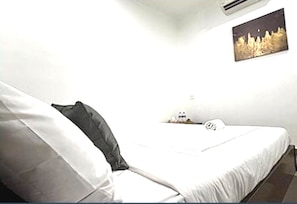 Desk, laptop workspace, free WiFi, bed sheets - OYO 90936 Hotel Manjoi Inn Ipoh (Ipoh)