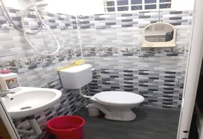 Een douche, handdoeken