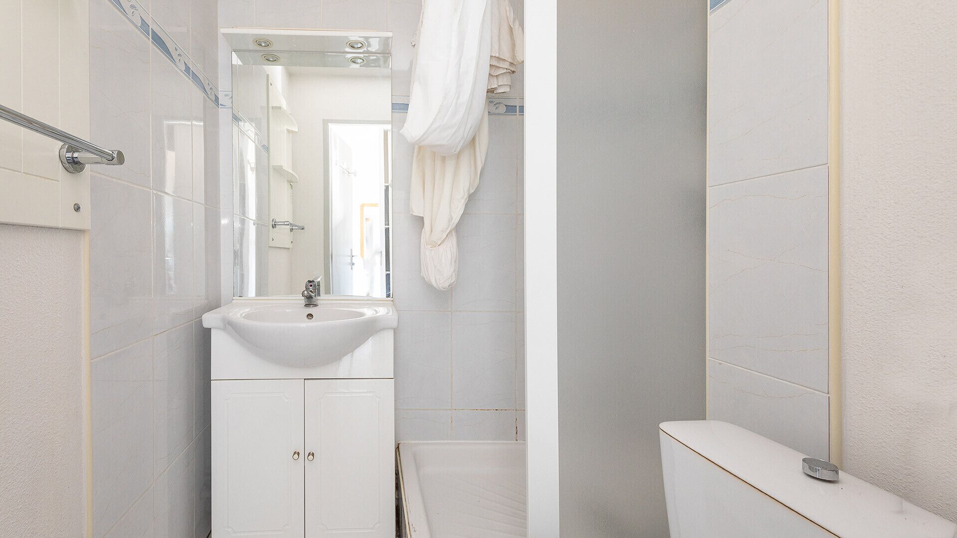 Ein Badezimmer mit Waschbecken, Spiegel und Toilette.