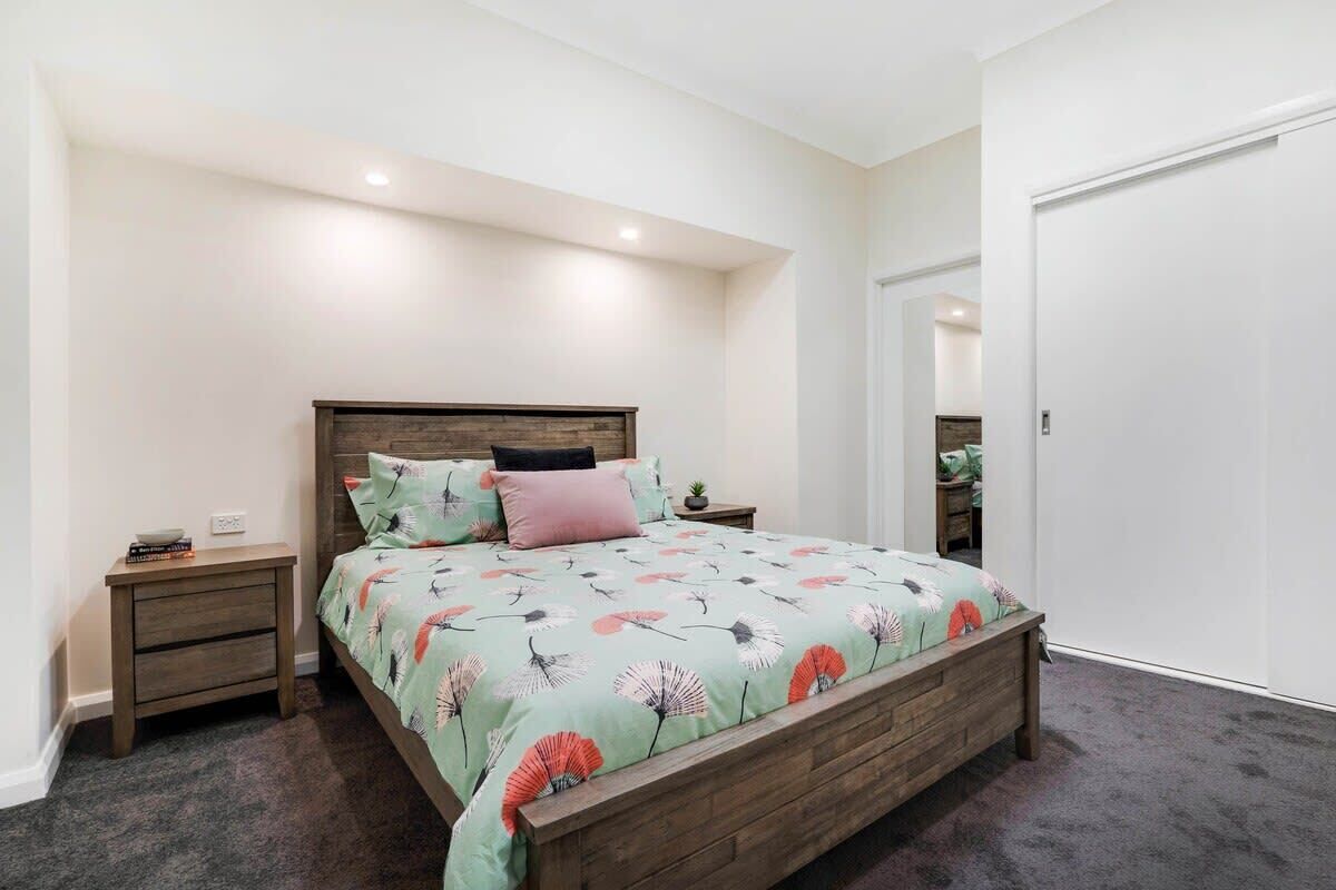 2 makuuhuonetta, työpöytä, silitysrauta/-lauta, vauvan matkasänky