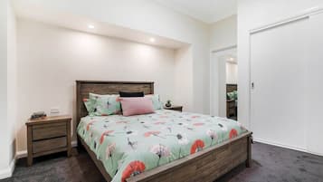 2 makuuhuonetta, työpöytä, silitysrauta/-lauta, vauvan matkasänky