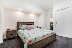 2 Schlafzimmer, Schreibtisch, Bügeleisen/Bügelbrett, Reisekinderbett