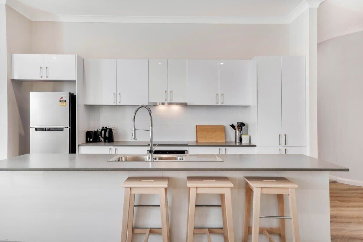 Frigorífico, microondas, horno y placa de cocina