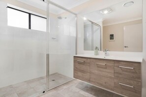 Een douche, een haardroger, handdoeken, shampoo