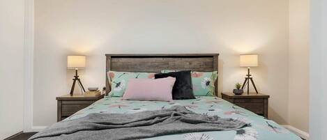 2 makuuhuonetta, työpöytä, silitysrauta/-lauta, vauvan matkasänky