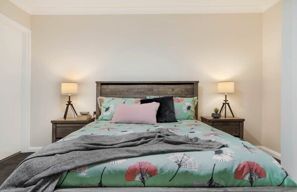 2 habitaciones, escritorio y tabla de planchar con plancha 