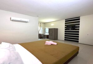 Laptop workspace, bed sheets - OYO 90938 The Nk Langkawi  (Langkawi)