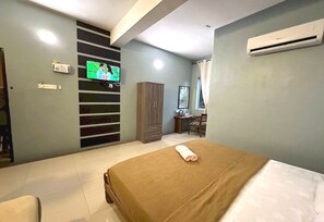 Suíte família | Espaço de trabalho para notebook, roupa de cama