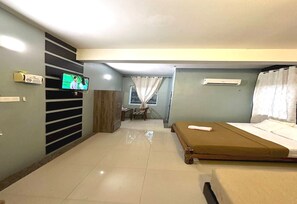 Suite familiar | Espacio para trabajar con un portátil y ropa de cama