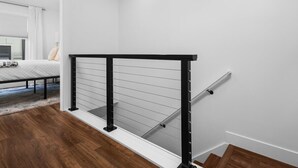 Eine moderne Treppe mit schwarzem Metallgeländer und Holzboden.