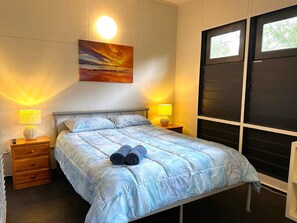 1 bedroom, bed sheets - Unit 4 Golden Sands Retreat, Self-Contained Unit in Wagait Beach (Wagait Beach)