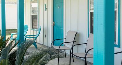 A Wonderful Beach Cottage one block from the water....