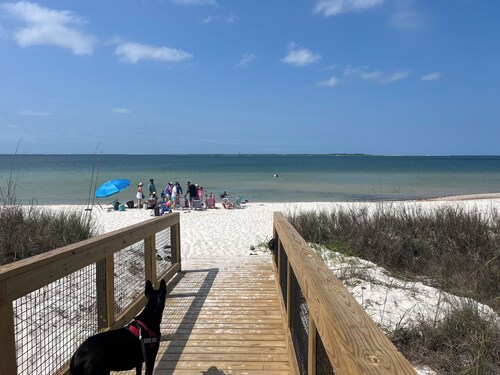 A Wonderful Beach Cottage one block from the water....