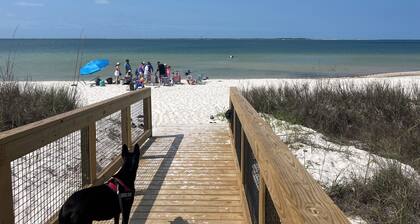 A Wonderful Beach Cottage one block from the water....