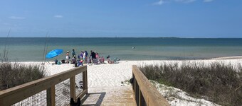 A Wonderful Beach Cottage one block from the water....