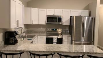 Microondas, horno, parrilla de estufa y lavavajillas