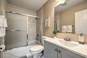 Een haardroger, handdoeken, zeep, shampoo