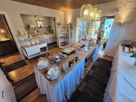 Free daily buffet breakfast