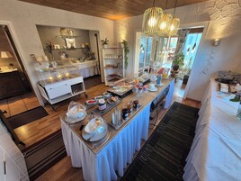 Free daily buffet breakfast