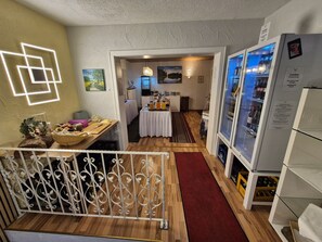 Ein Hotelzimmer mit Essbereich, einem Kühlschrank und Blick auf die Stadt.