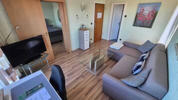 Comfort-Dreibettzimmer, Balkon | Wohnbereich