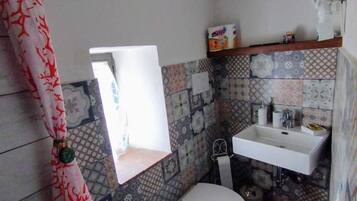 Een douche, een haardroger, een bidet, handdoeken