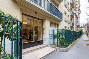 Exterior detail - Studio#Porte Dauphine#Avenue Foch#2pers. (Paris)